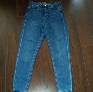 Womens American Eagle mom jean. Size 2 regular